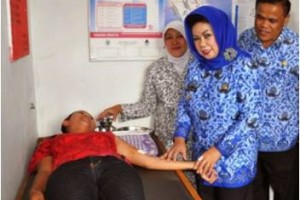 Bupati Kuningan saat Meninjau Pengobatan Gratis di Desa Cirea